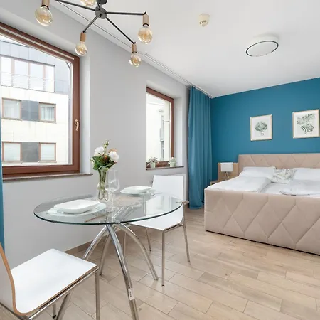 Air Conditioned In Center With Parking By Renters شقة