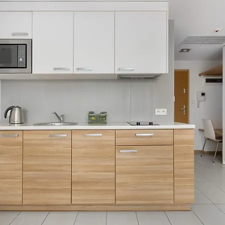 Air Conditioned In Center With Parking By Renters * فروتسواف