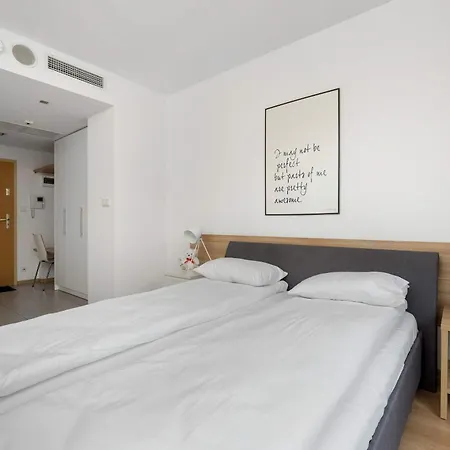 Air Conditioned In Center With Parking By Renters *