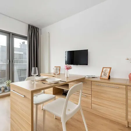 Air Conditioned In Center With Parking By Renters شقة