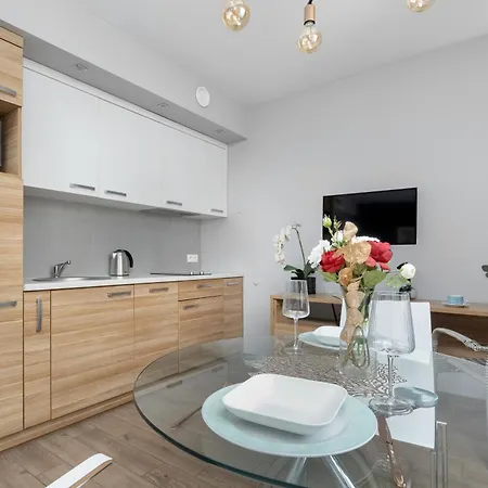 Air Conditioned In Center With Parking By Renters شقة