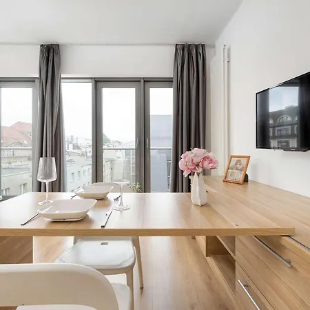 Air Conditioned In Center With Parking By Renters شقة *