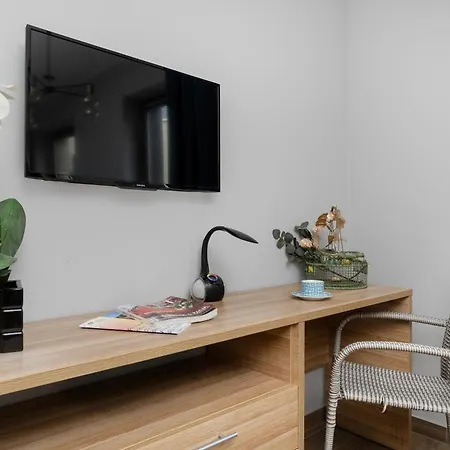 Air Conditioned In Center With Parking By Renters فروتسواف