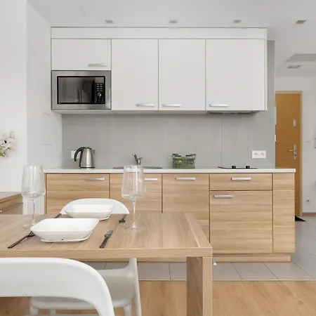 Air Conditioned In Center With Parking By Renters