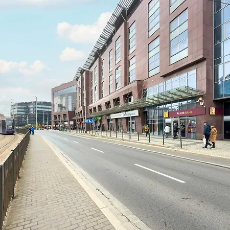 Air Conditioned In Center With Parking By Renters شقة