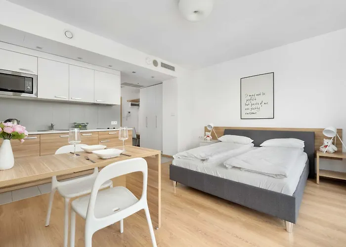 Air Conditioned In Center With Parking By Renters *